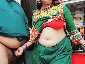 Desi Punjabi Bhabhi wird von Hotwife hart durchgefickt - Heißer, offensichtlicher Hindi bevorzugt!