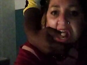 Seorang wanita kulit hitam yang gemuk menikmati BDSM yang berisi dengan seorang lelaki yang berpenis besar.