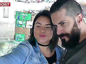 Uma MILF de cabelos brancos e sua amiga latina se sujam, trocando brinquedos e satisfazendo uma a outra.